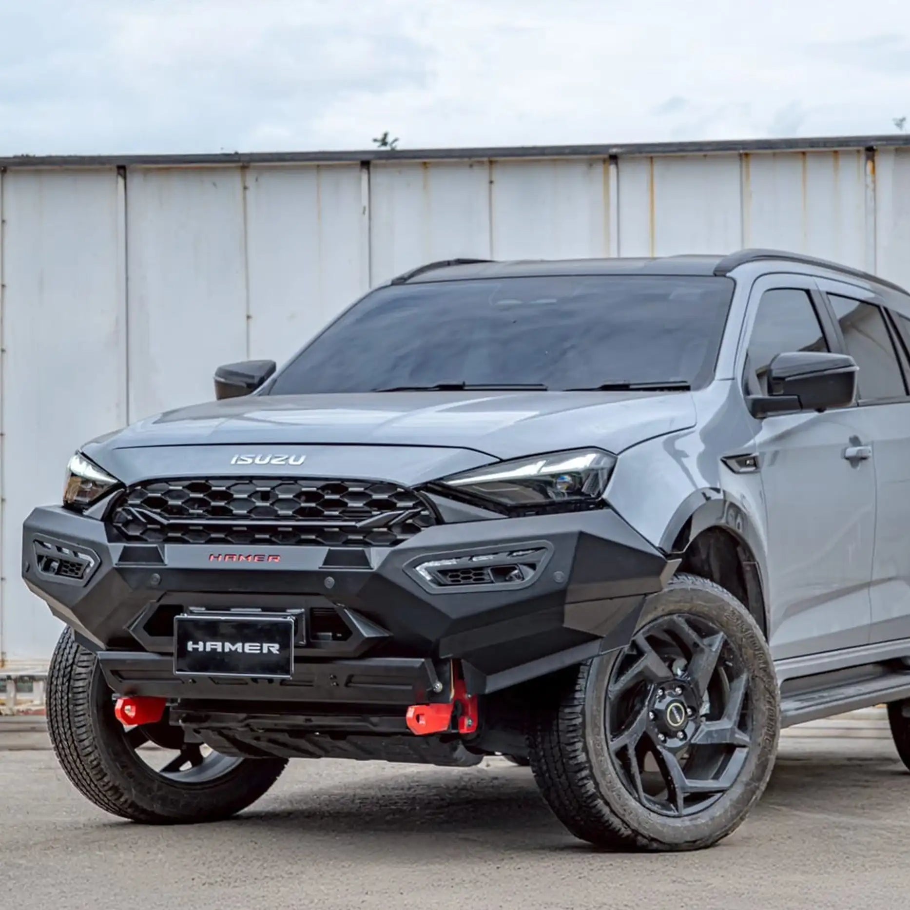 Right side view of Hamer Atlas Series Bull Bar on 2025 Isuzu MU-X, designed with winch compatibility, aerial mounts, and durable powder-coated steel construction.