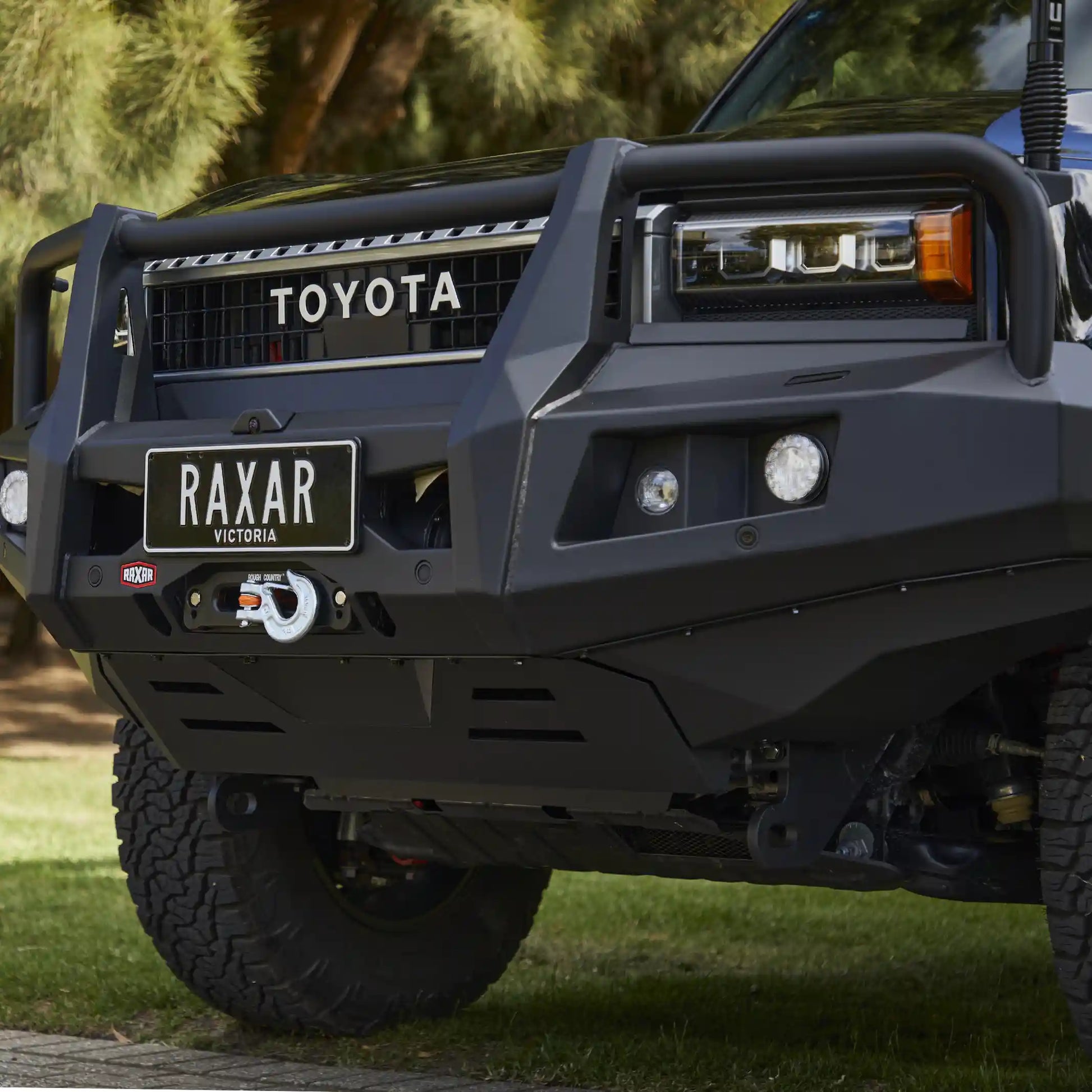 Shown from the right angle, the Toyota Prado 250 installed looped bull bar from Elevated 4x4 highlights strong split-pan construction, recovery points, and underbody bash plates. Designed for Australia’s rugged terrain, this RAXAR bull bar provides strength, safety, and airflow efficiency while enhancing 4WD styling.