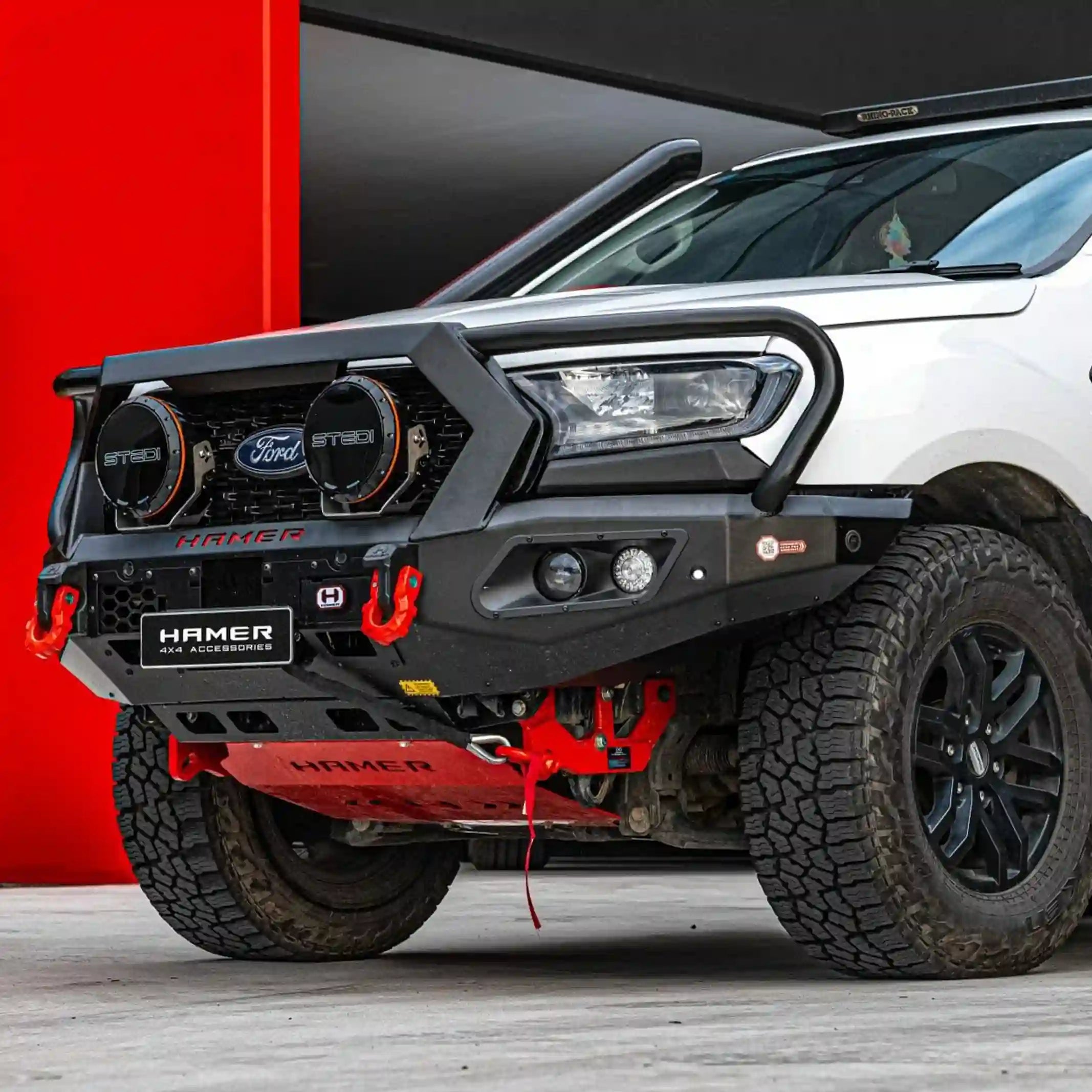 Right installed view of the Hamer King Series Plus Bull Bar on a Ford Everest (2015–2022) highlights Elevated 4x4’s superior craftsmanship in Australia. Constructed from 3 mm high-grade steel, ADR and airbag compliant, and featuring integrated European-certified LED lighting, this off-road bull bar enhances front-end protection and winch functionality for adventurous 4WD drivers.