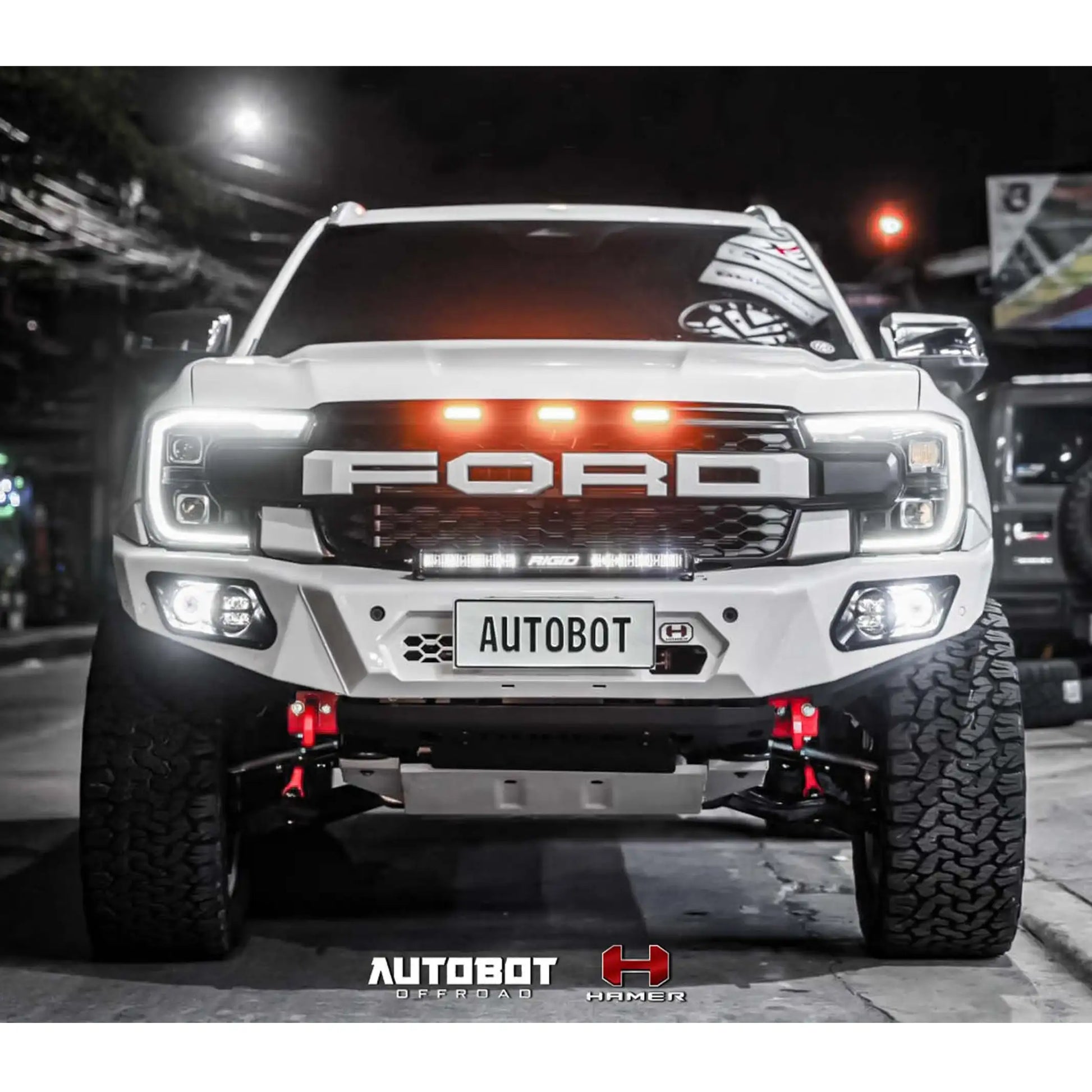 front right angle view of ford everest 2022 equipped with hamer king series bull bar featuring recovery points and high-grade steel construction elevated 4x4