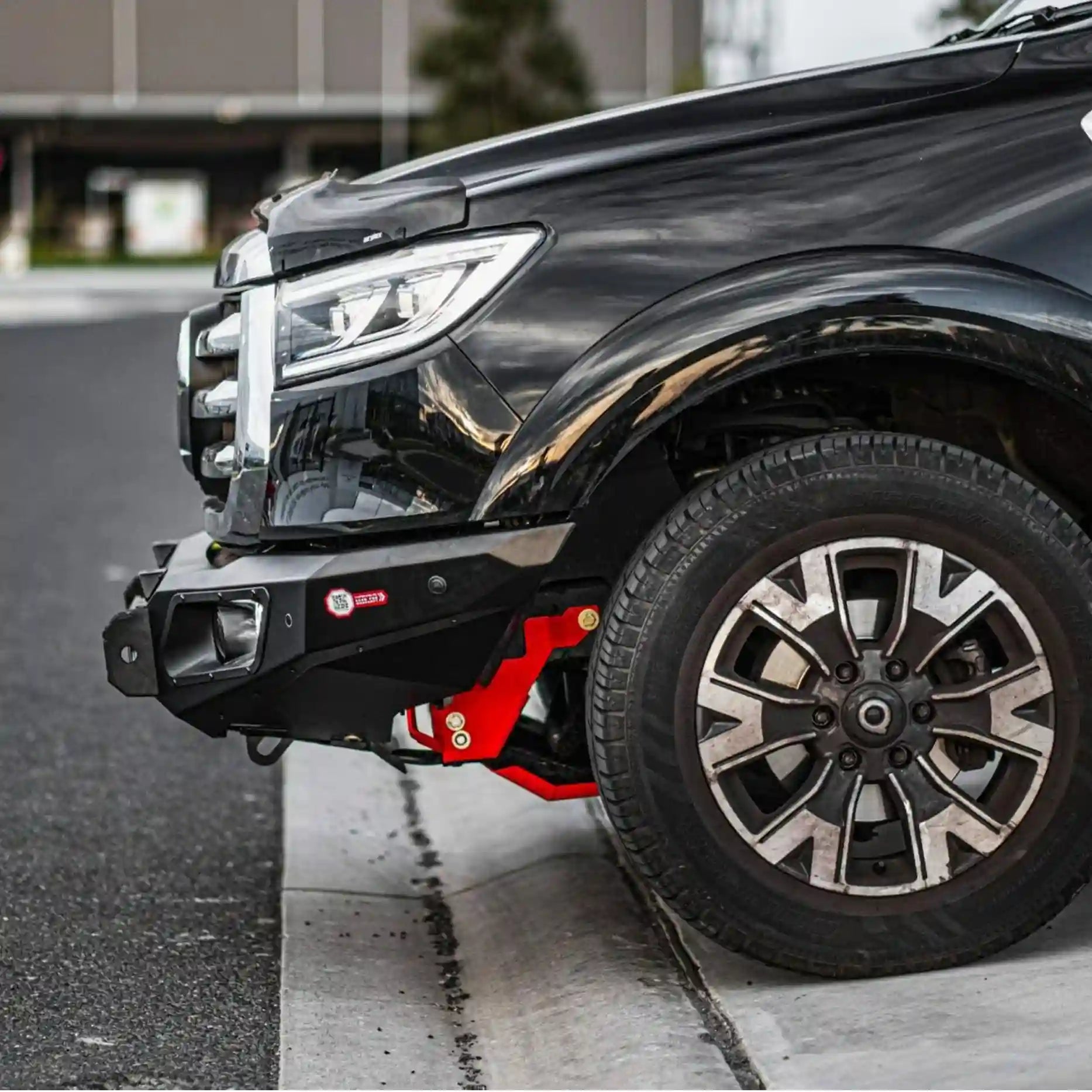 Right profile of Hamer King Bull Bar for GWM Cannon (2021–2024), with mounting points for aerial and additional lights for off-road customization.