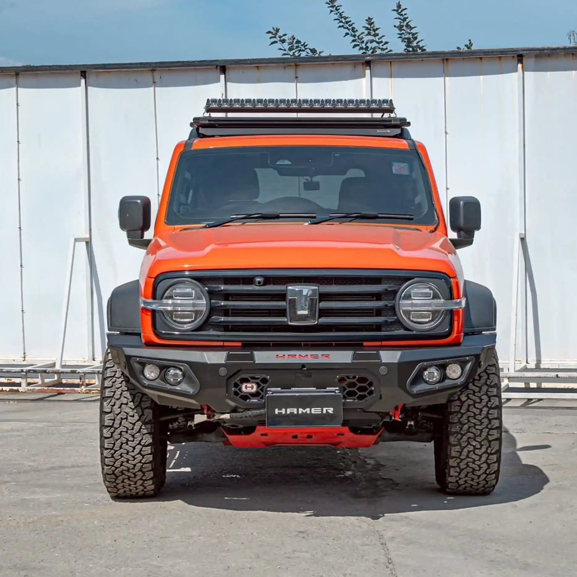Front view of the GWM Tank 300 (2023 – Present) with the Hamer King Series Bull Bar in matte black, showing its full bumper replacement design, ADR compliance, and integrated LED lighting system. Ideal protection for Newcastle and Hunter Valley roads.