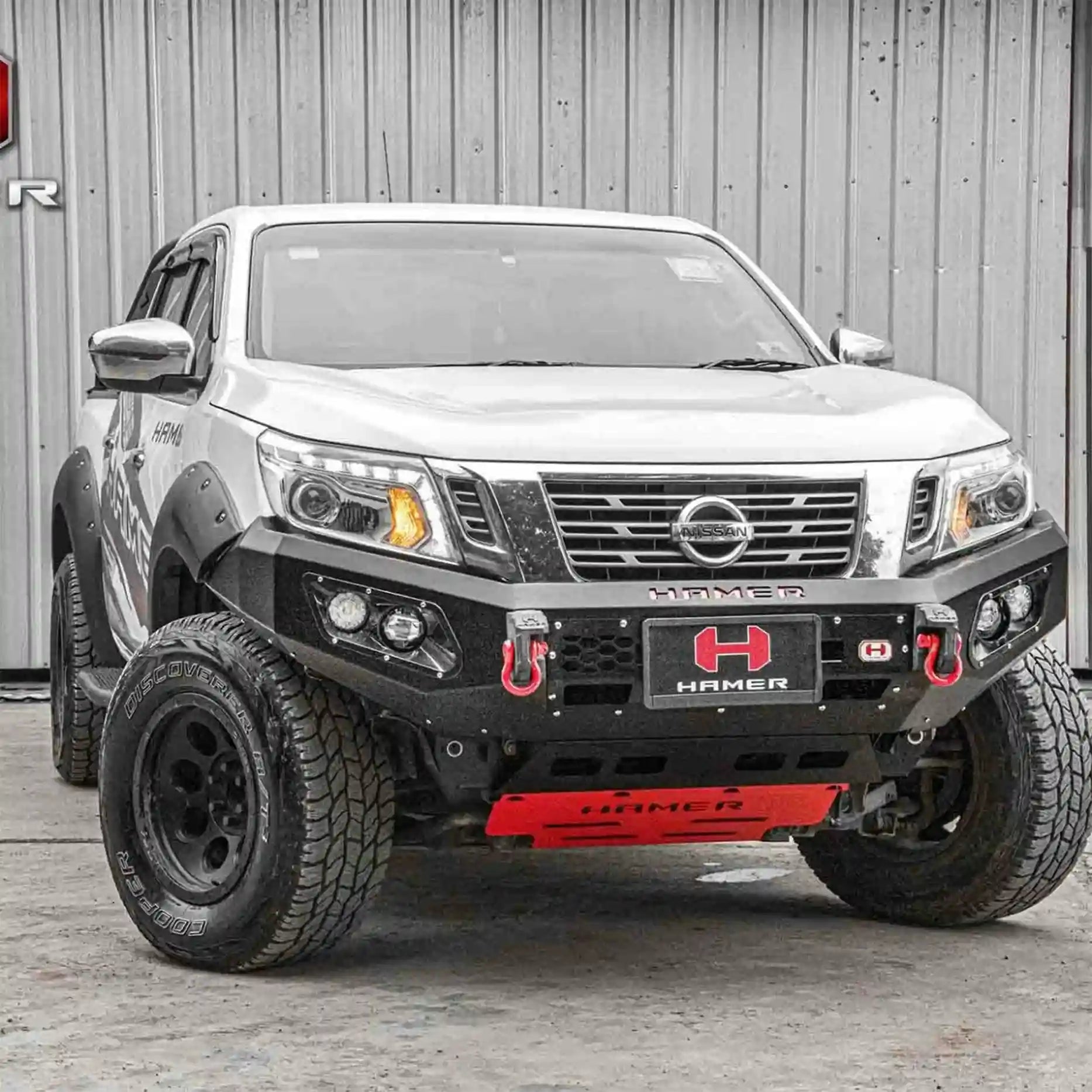 Right-side profile of Nissan Navara NP300 (2015–2020) with Hamer King Series Bull Bar, highlighting winch compatibility and aerial mounting options.