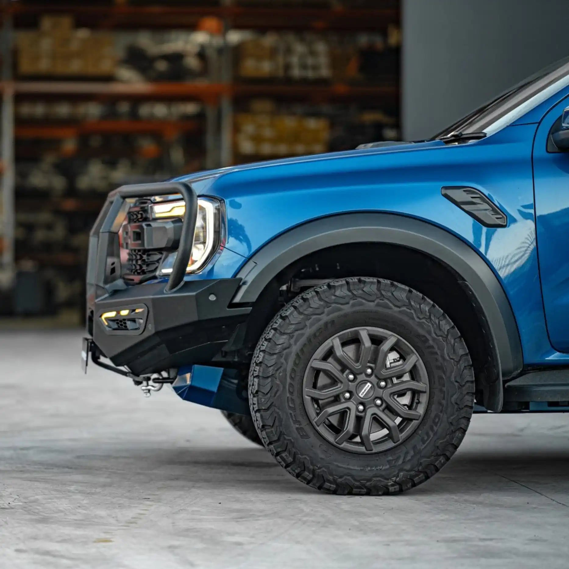 Right side view of the Ford Ranger Raptor (2022 – Present) equipped with the Hamer Atlas Series Plus Bull Bar, featuring aerodynamic styling, additional light mounting points, and a number plate flip.