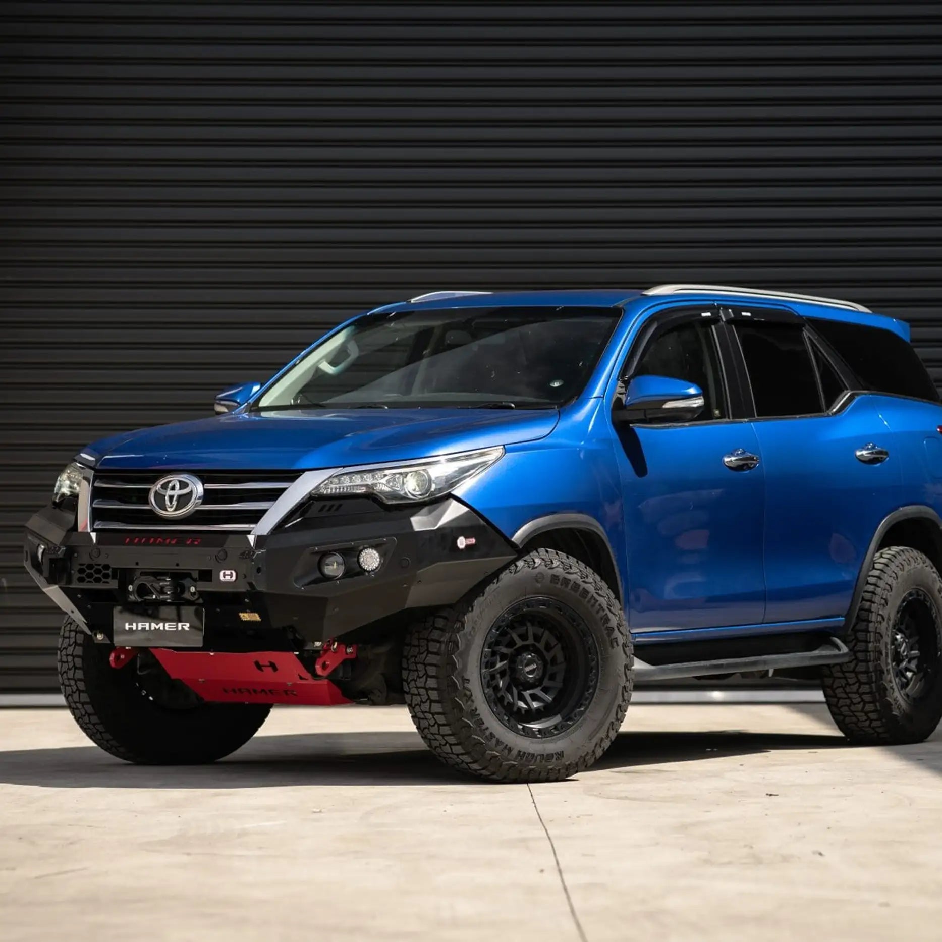 Right view of Fortuner 2020 with Hamer King Series Bull Bar, robust 3mm steel, sleek matte finish and lighting system.
