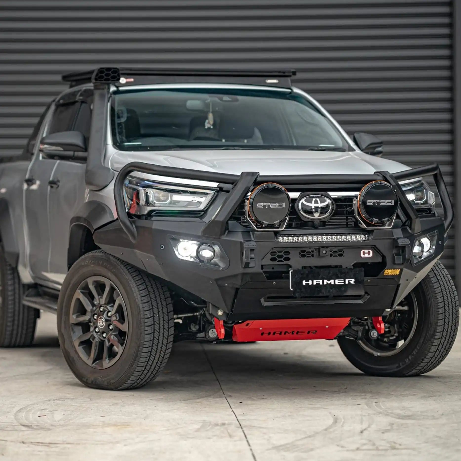 Left side view of Hilux Rogue (2022–Present) fitted with Hamer King Plus Bull Bar, featuring sleek fitment and durable powder-coated steel.