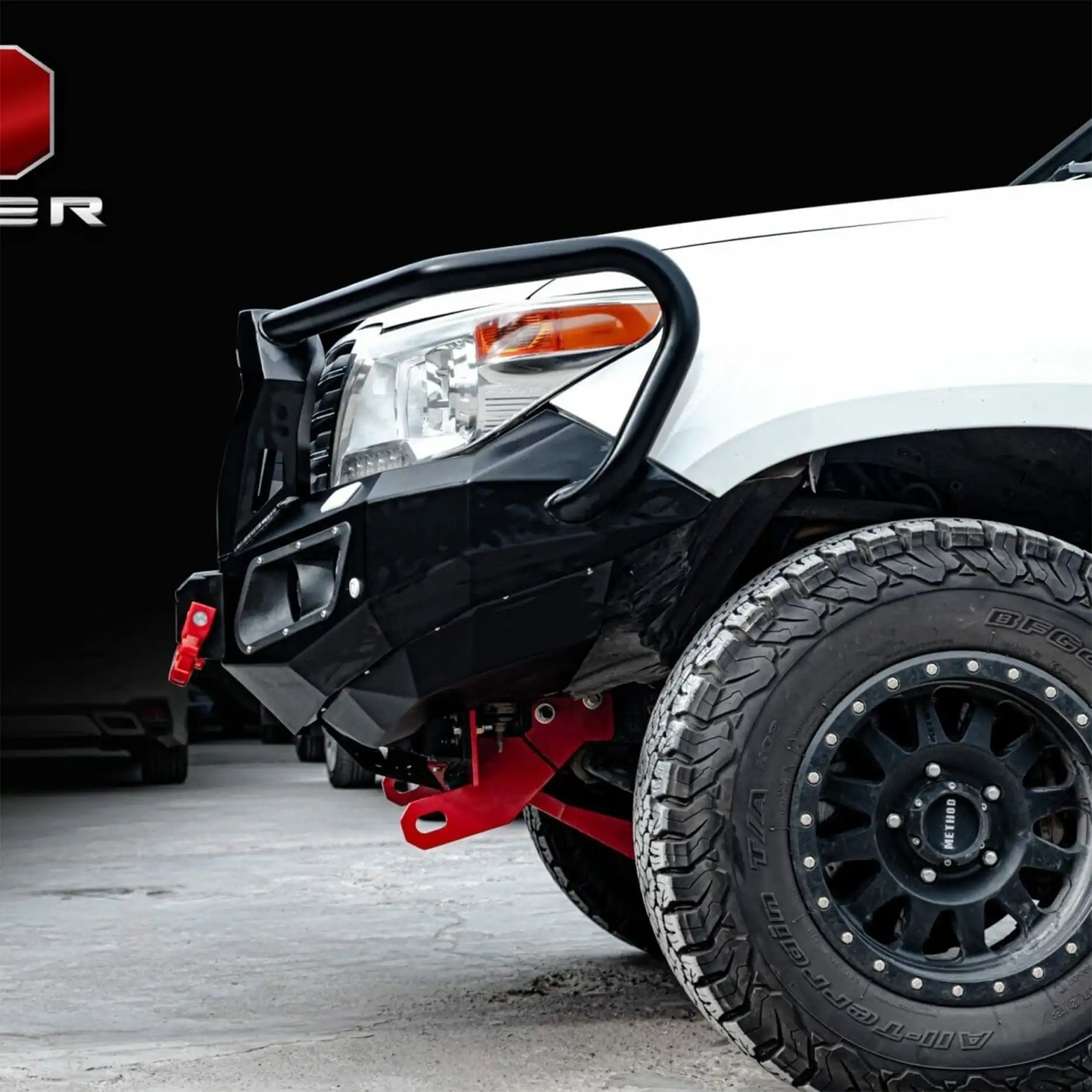 Right profile of Toyota Landcruiser 200 Series (2008–2015) Hamer King Plus Bull Bar, E-Mark LED lights and recovery-ready mounting points.