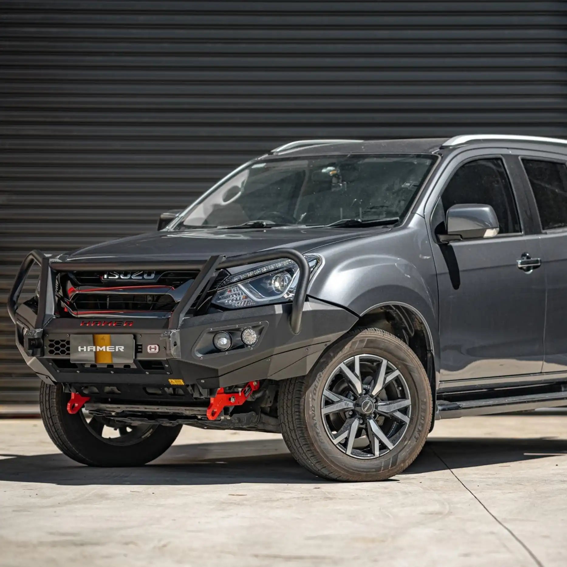 Right angle of Isuzu MU-X 2016–2020 with Hamer King Series Plus Bull Bar, highlighting 3mm high-grade steel construction, mounting points for extra lights, and rugged off-road styling.