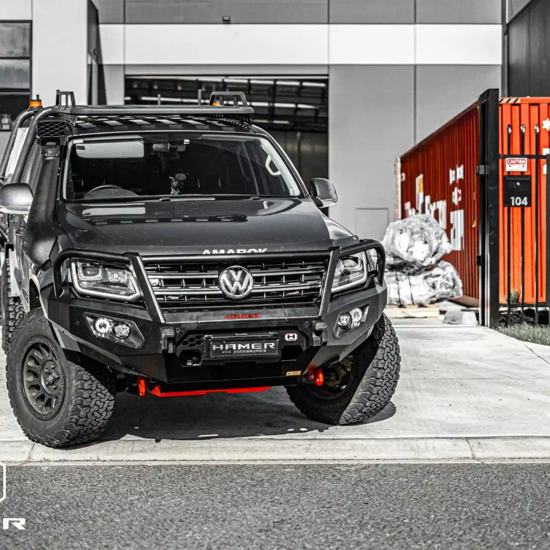 Left-side view of Volkswagen Amarok with Hamer King Series Plus Bull Bar, showcasing 3 mm high-grade steel construction and integrated parking sensor design.