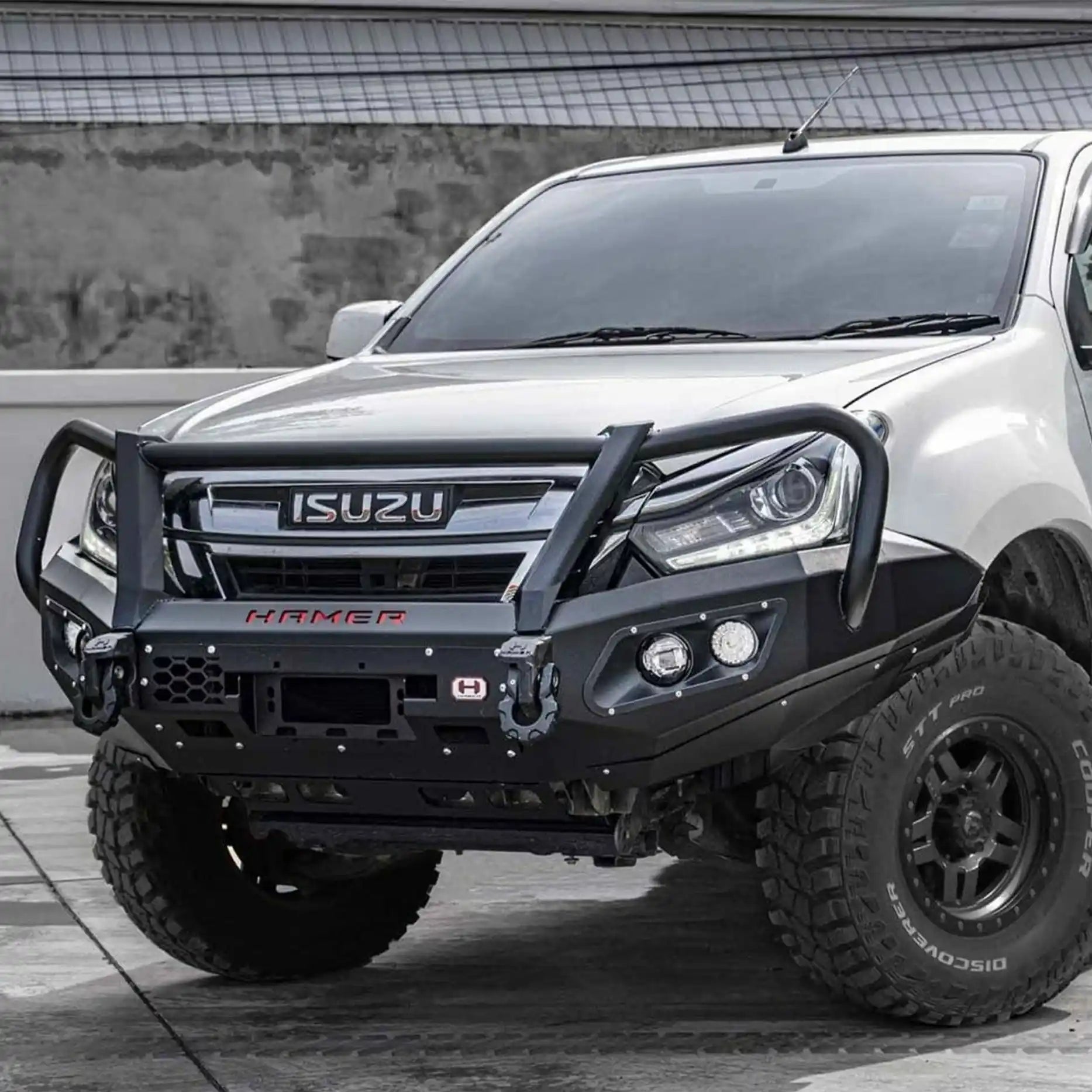 Right-hand view of Hamer King Plus Series Bull Bar for Isuzu D-Max (2016–2020), highlighting rated recovery points and sleek integration.