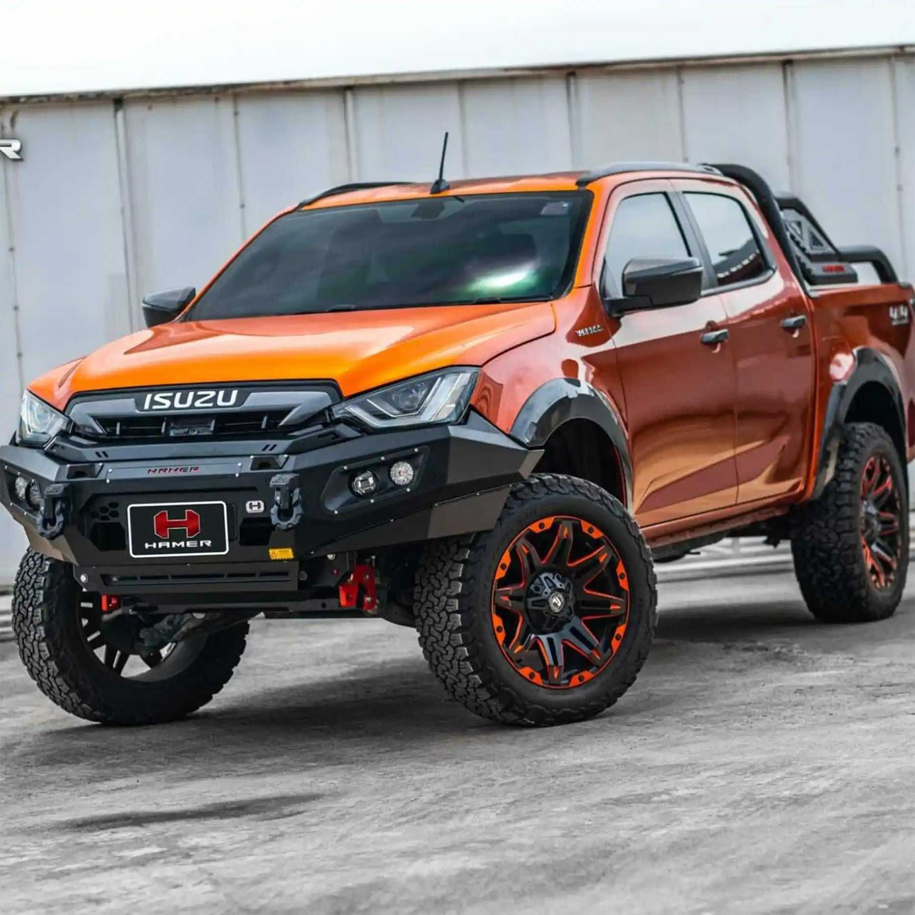 Right-side angle of Hamer King Series Bull Bar on Isuzu D-Max (2021–2024), featuring sleek fitment and durable 3 mm steel construction.