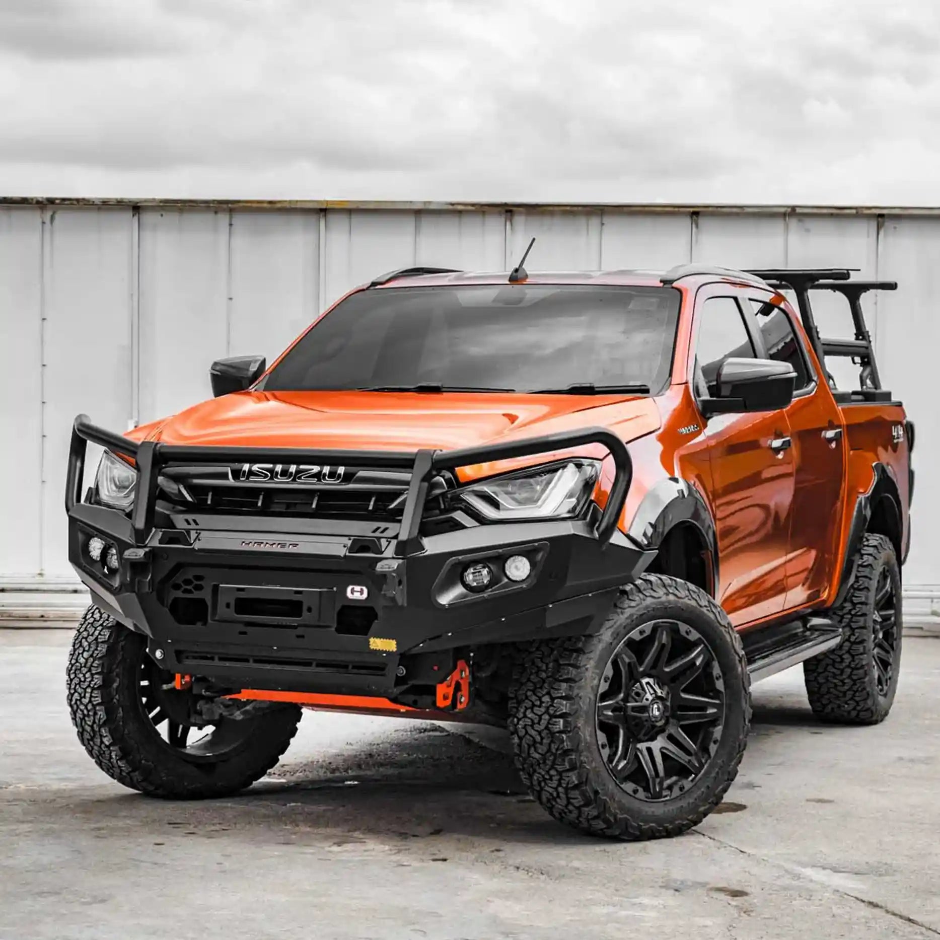 Right side view of the Isuzu D-Max 2021–2024 fitted with the Hamer King Series Plus Bull Bar, featuring radar compatibility, parking sensor integration, and robust matte black powder coat finish.