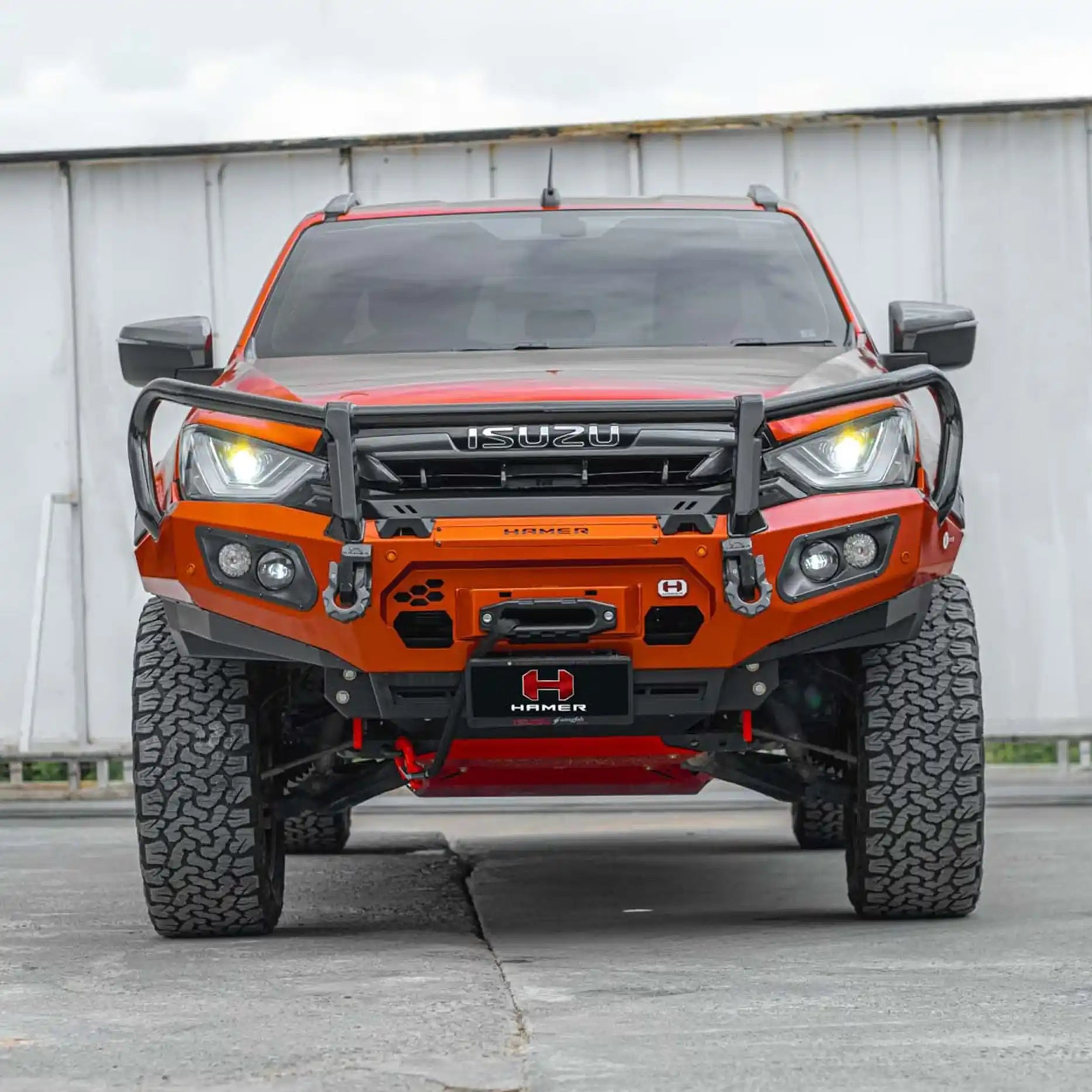 Front view of the Isuzu D-Max (2021–2024) fitted with the Hamer King Series Plus Bull Bar, finished in matte black with integrated LED lighting, recovery points, and full bumper bar replacement design.