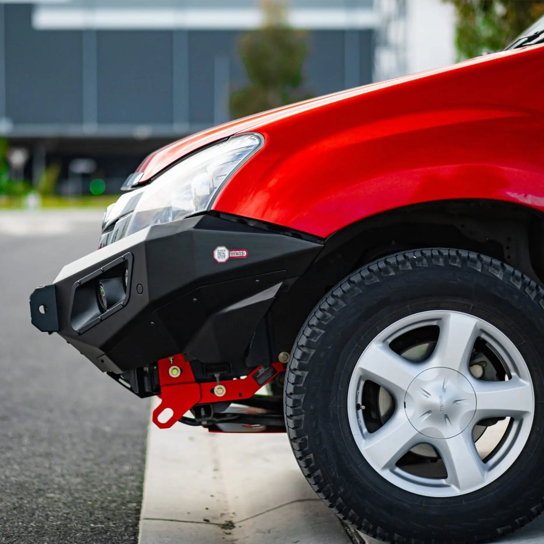 Right angle view of Hamer 4x4 King Series Bull Bar on Isuzu D-Max (2012–2016), featuring high-grade steel, powder-coated durability, and LED indicators.