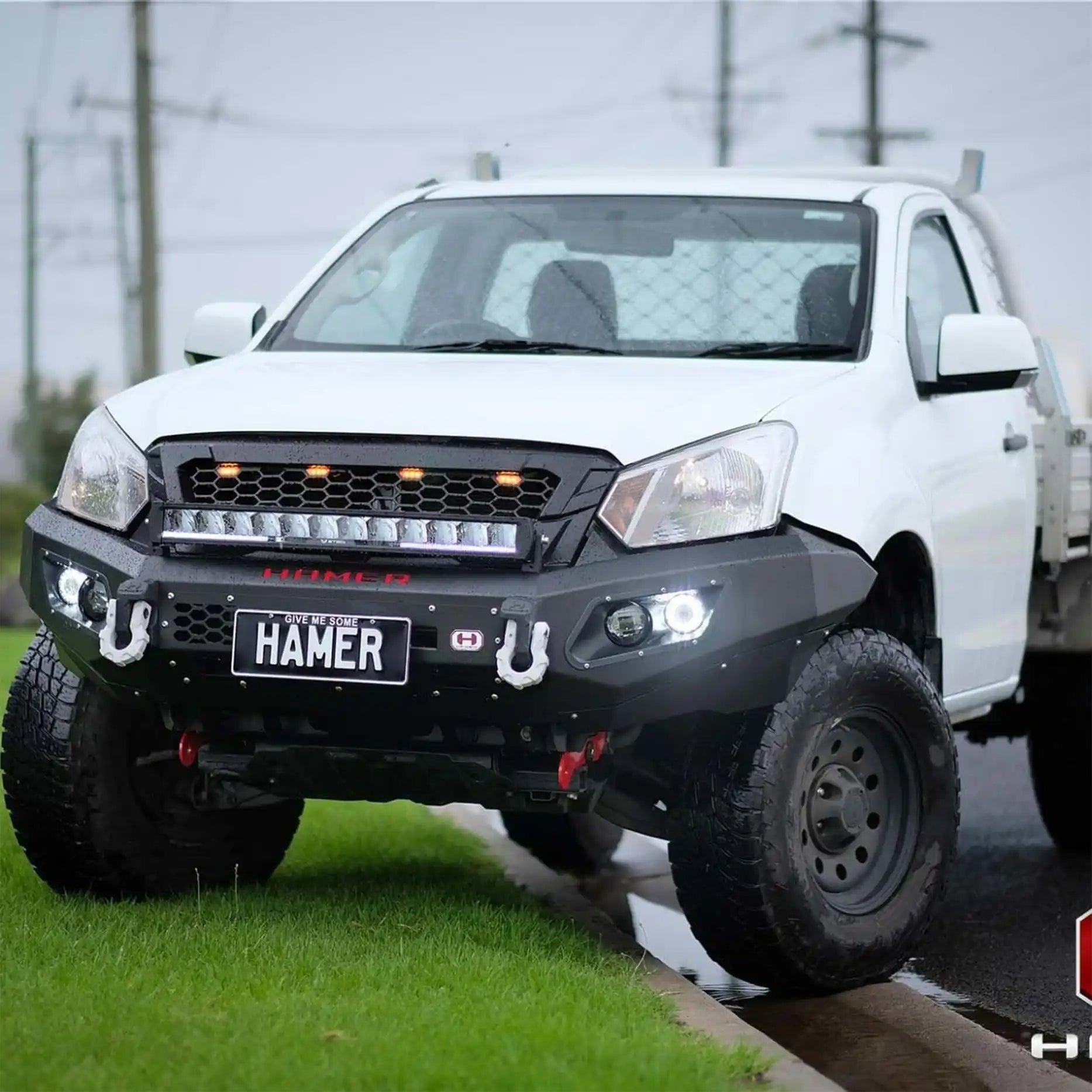 Right angle view of Isuzu D-Max with Hamer King Series Bull Bar, showing durable 3 mm steel construction, recovery points, and powder-coated finish.