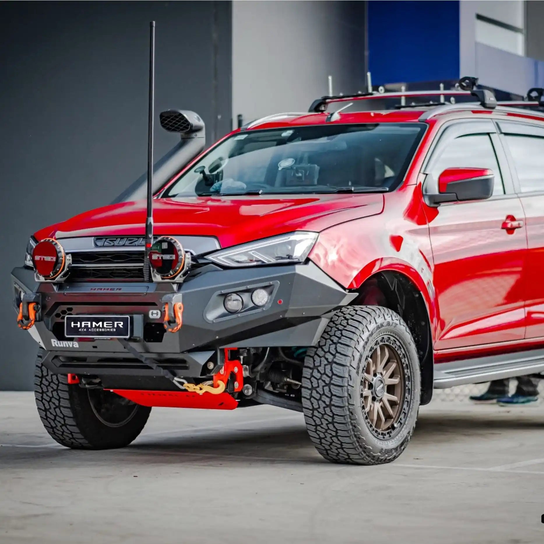 Right angle shot of Isuzu MU-X 2016–2020 fitted with Hamer King Series Plus Bull Bar, featuring mounting points for extra lights, number plate flip, and stylish matte black finish.