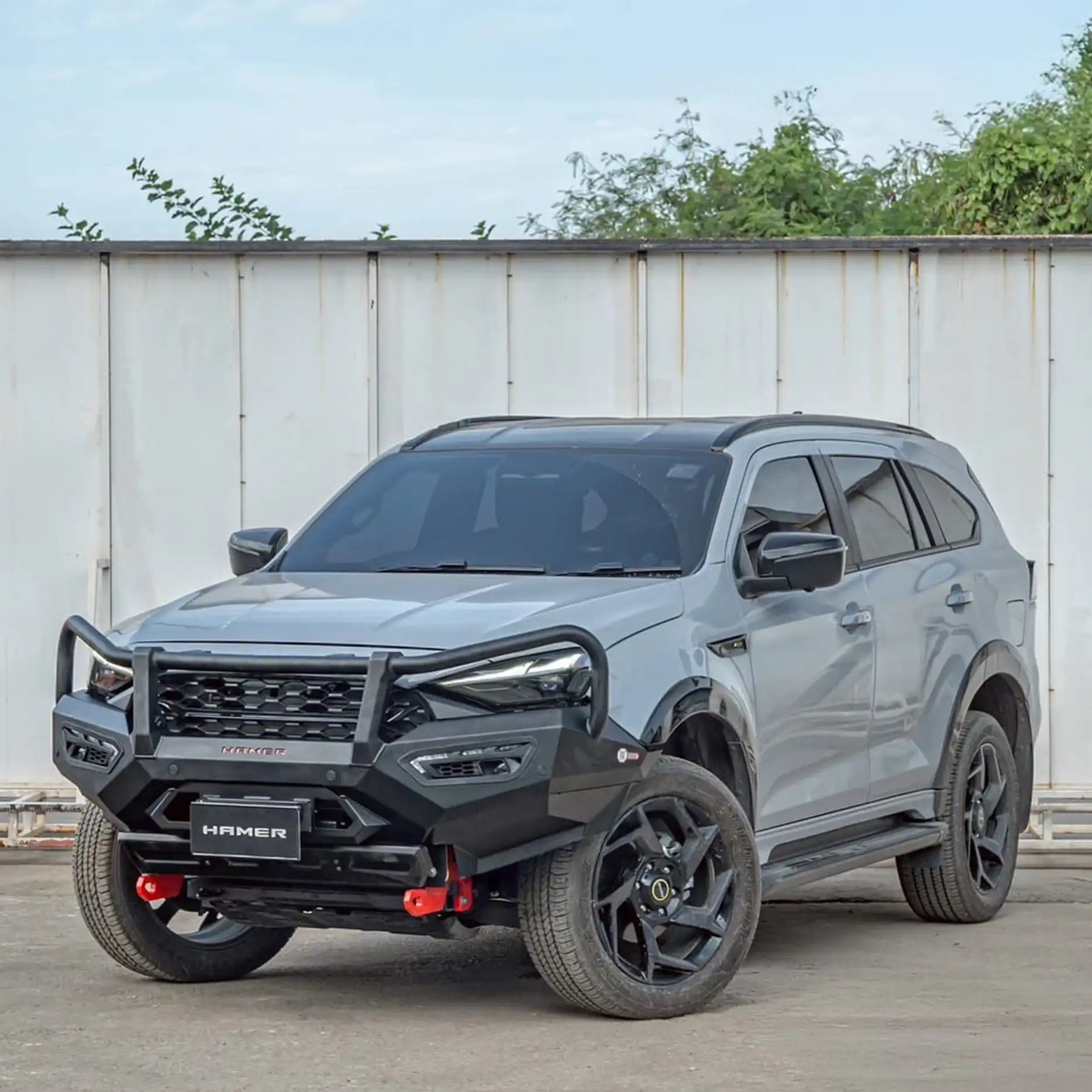 Right-side view of Isuzu MU-X (2025 – Present) featuring Hamer Atlas Plus Series Bull Bar, designed for strength, off-road performance, and stylish protection.
