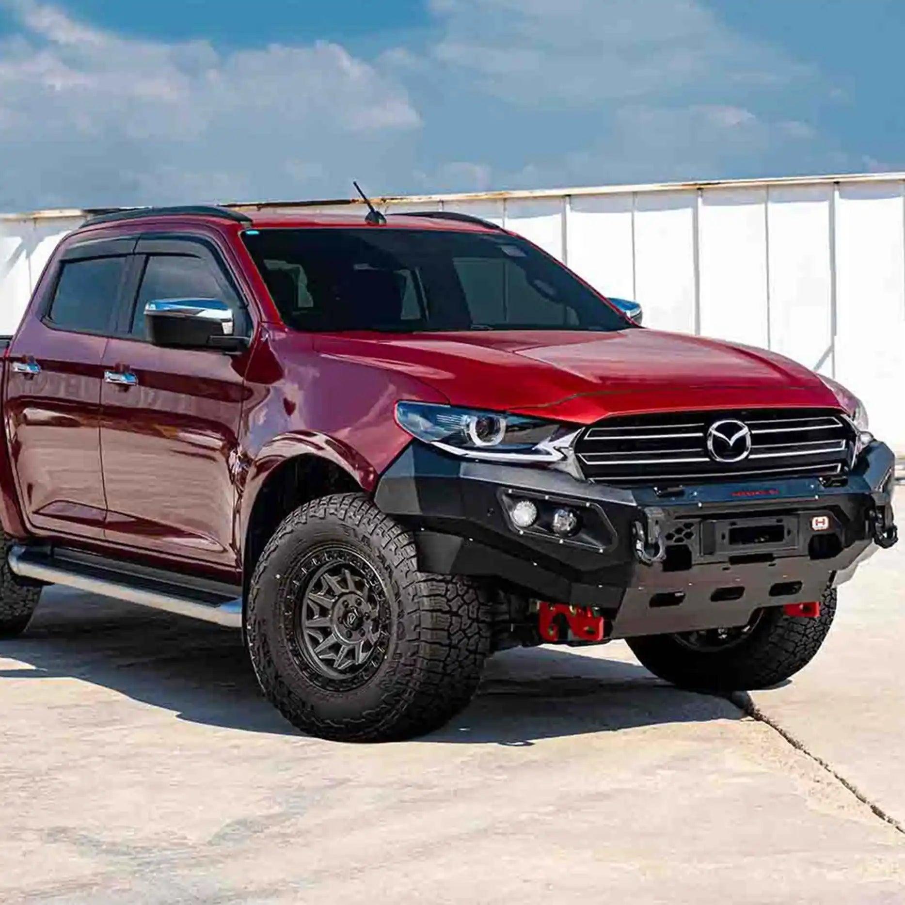 Left side of Mazda BT-50 (2021–2024) fitted with Hamer King Series Bull Bar, featuring slim profile, matte black coat and aerial mounts.