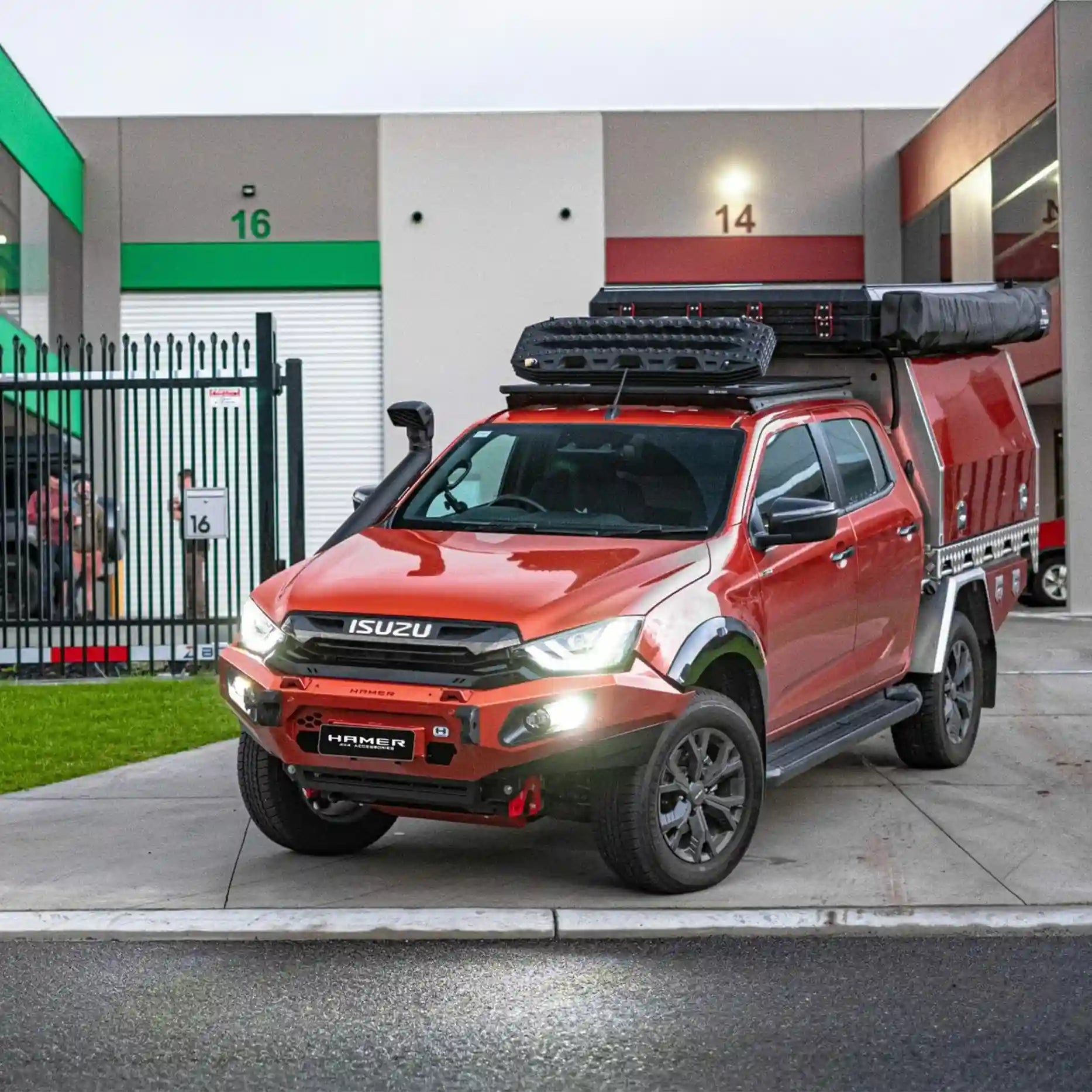 Side profile of Hamer King Series Bull Bar for Isuzu D-Max (2021–2024), highlighting integrated light bar slot and aerial mounts.