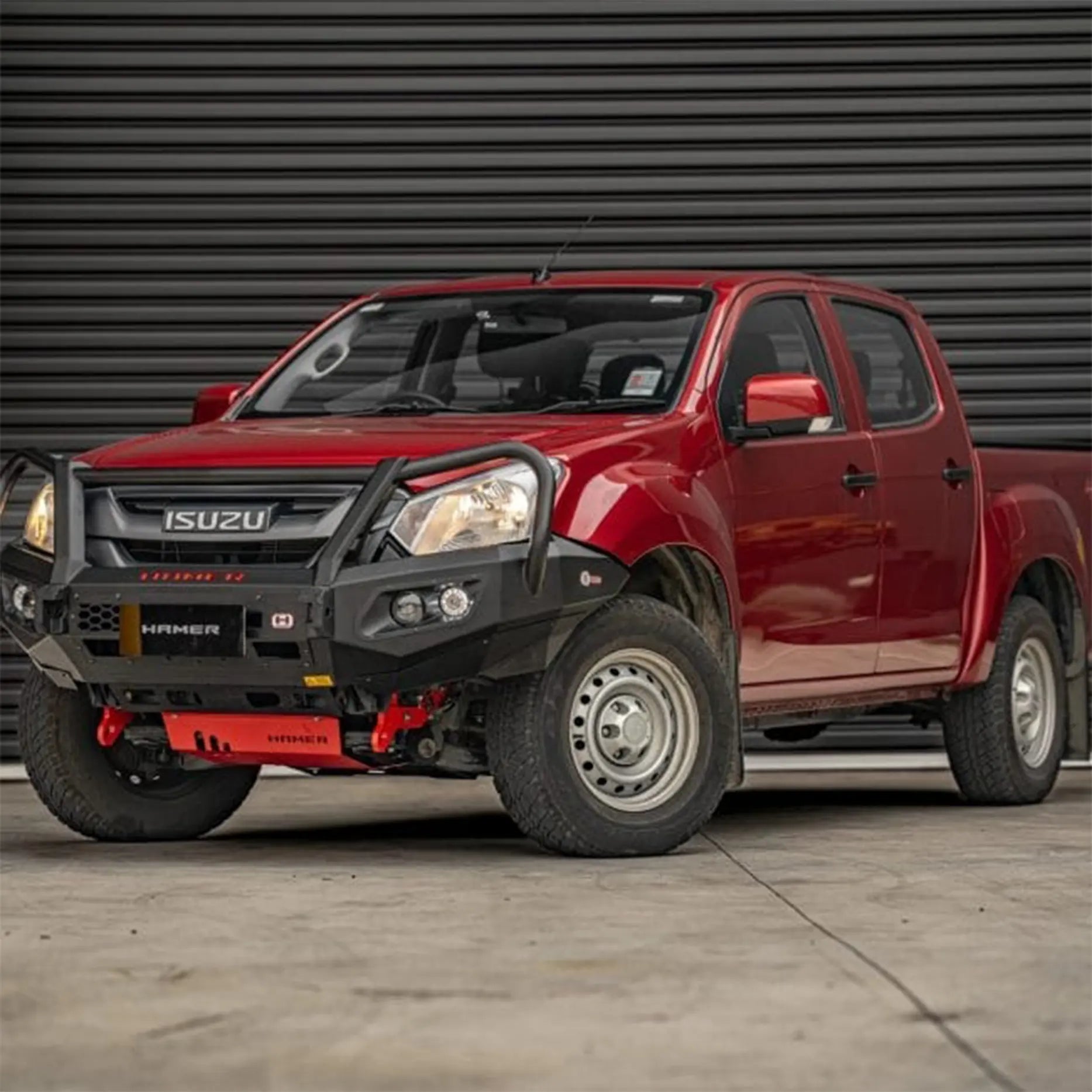 Side angle of Hamer King Series Plus Bull Bar on Isuzu D-Max 2016–2020, featuring matte black finish, LED lighting, and winch compatibility.