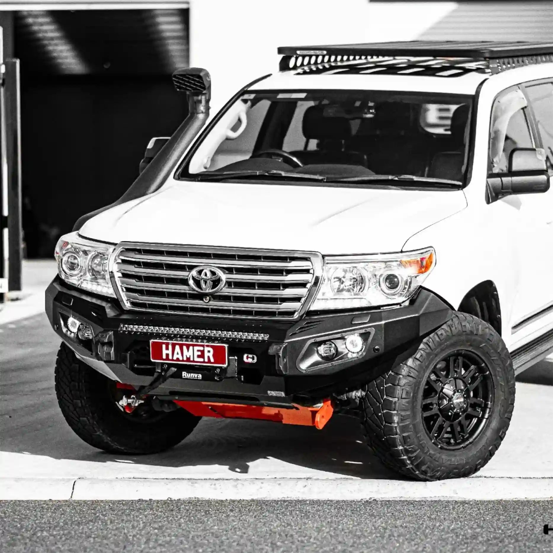 Right side of Toyota Landcruiser 200 (2008–2015) with Hamer King Bull Bar, sleek integrated design and headlamp washer ready.