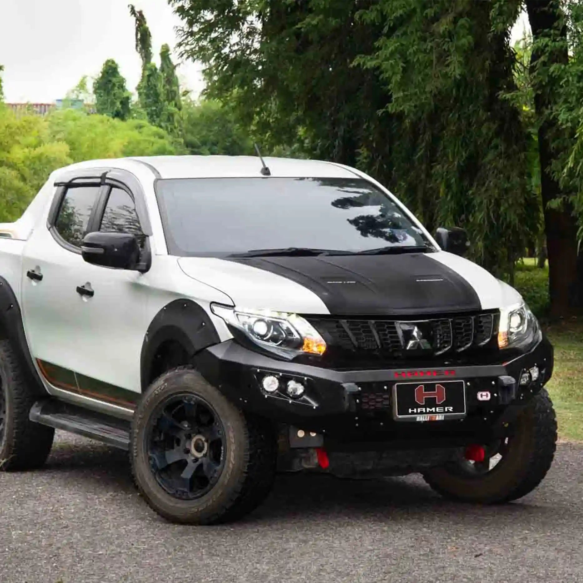 Right-side profile of Mitsubishi Triton MQ (2015–2018) fitted with Hamer King Series Bull Bar, showing durability and seamless design.
