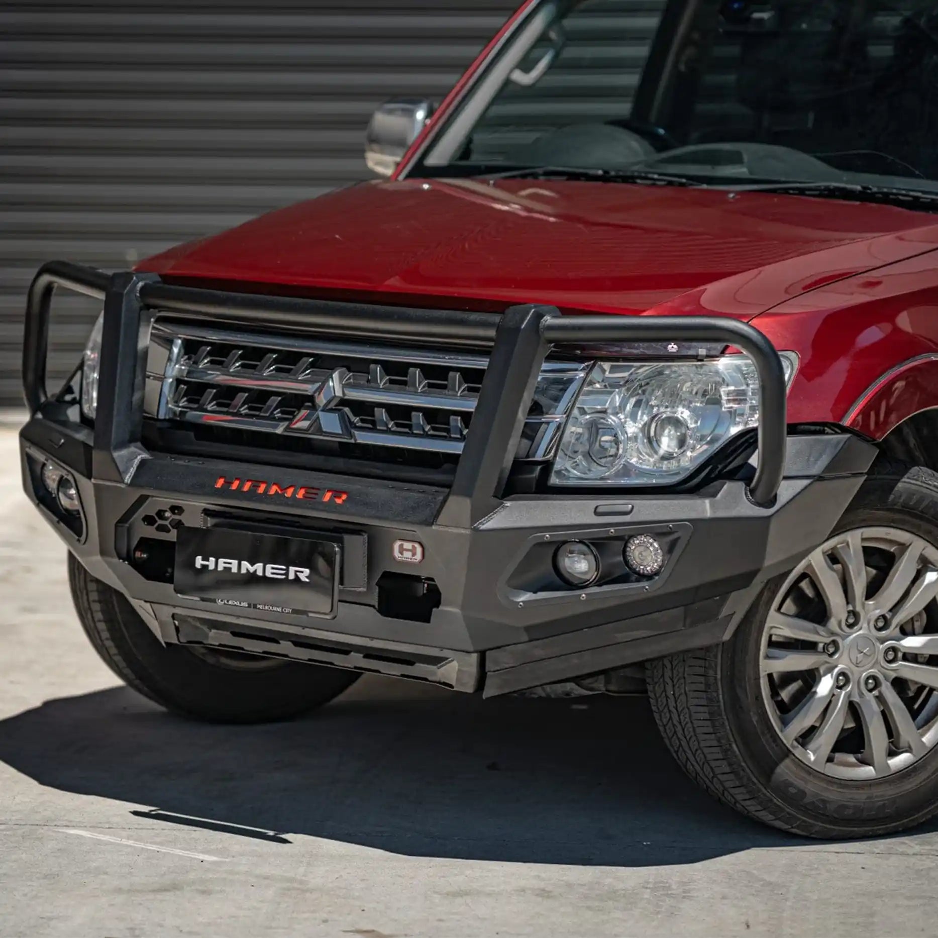 Right profile of Mitsubishi Pajero (2006–2021) equipped with Hamer King Series Plus Bull Bar, featuring 3mm high-grade steel, sleek design, and mounting points.