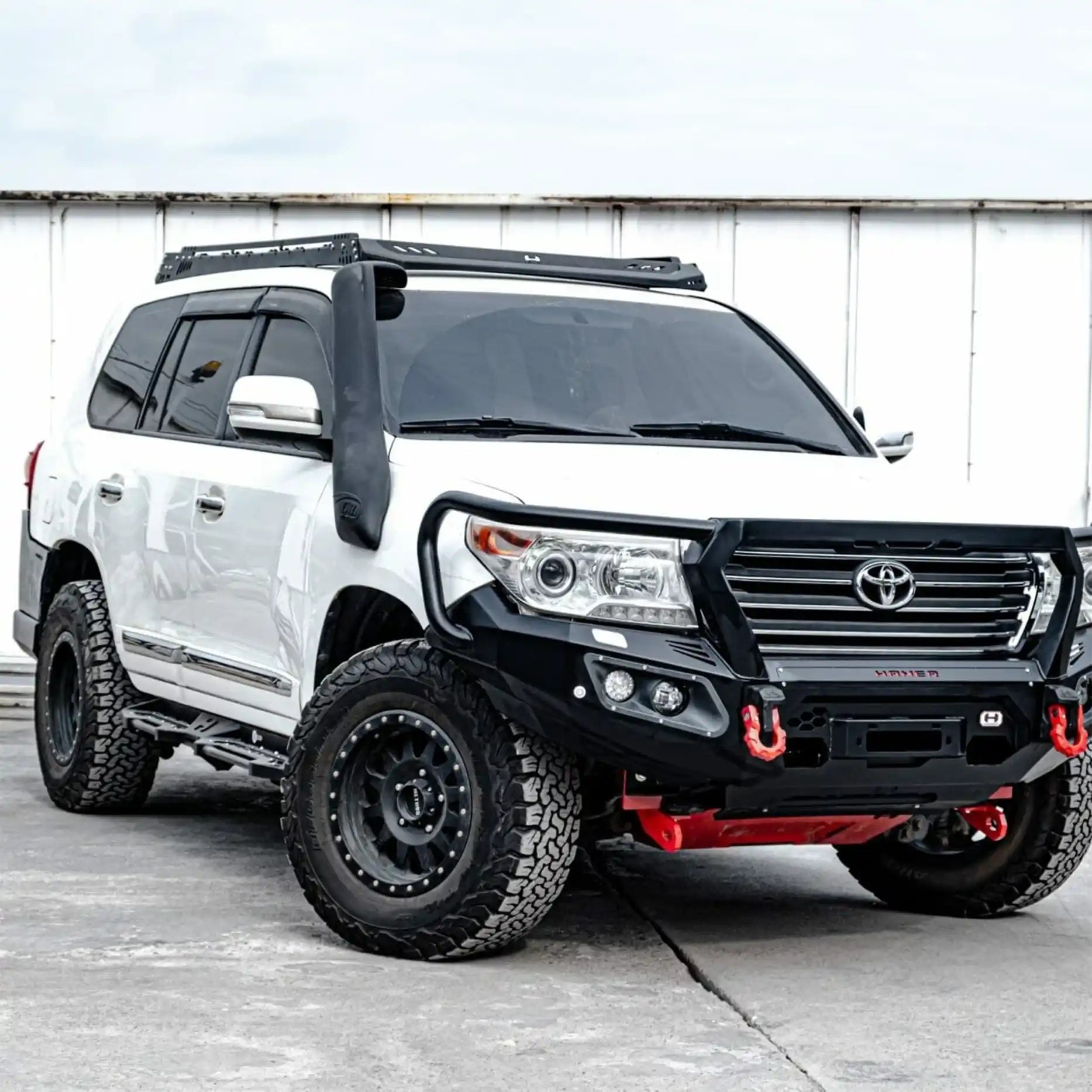 Left side view of Toyota Landcruiser 200 Series (2008–2015) with Hamer King Plus Bull Bar, heavy-duty 3mm steel build and sleek powder-coated finish.