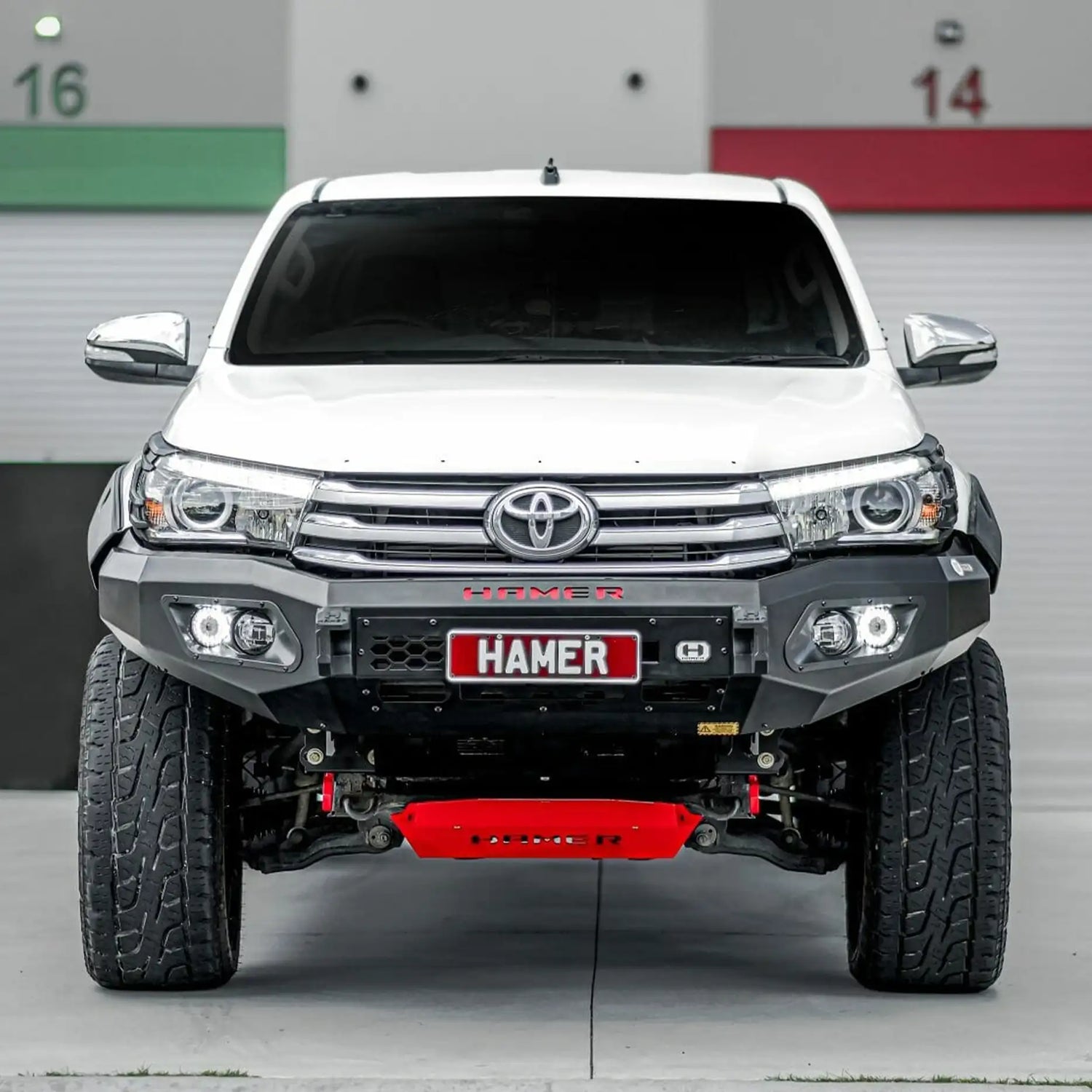 Front view of Hilux 2015–2018 fitted with Hamer King Bull Bar, 3mm steel, ADR compliant, matte black finish, E-Mark LED fog lights.