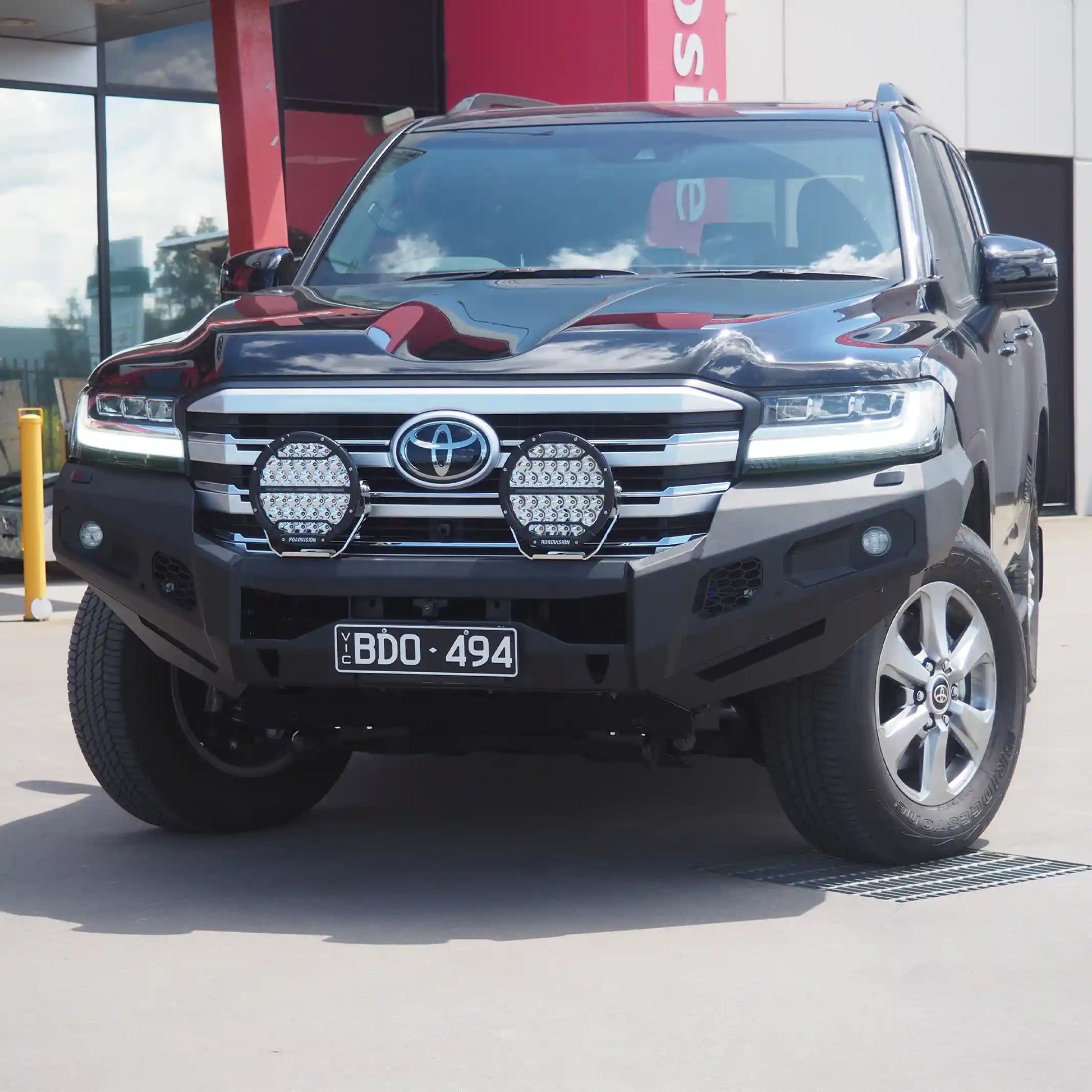 Captured from the right angle, the Toyota LandCruiser 300 installed no loop bull bar from Elevated 4x4 demonstrates premium RAXAR quality with recovery points, sensor compatibility, and airflow efficiency. Designed for tough Australian conditions, it delivers reliable strength and stylish off-road performance.